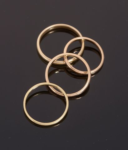 Set of four wedding rings in 18k yellow gold.

Finger:...