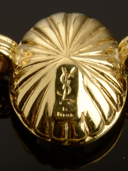 YVES SAINT LAURENT.

Collier en métal doré...