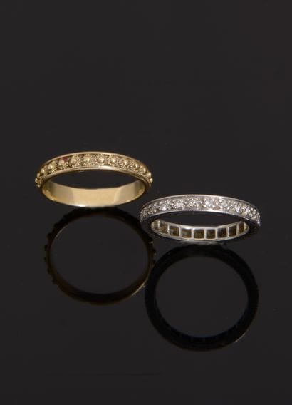 Set of two American wedding rings comprising:

-...