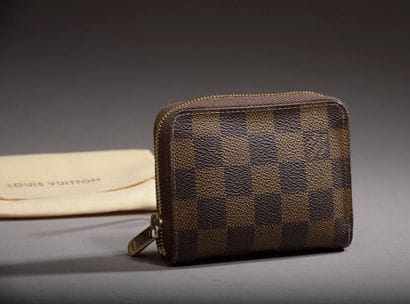 LOUIS VUITTON.

Coin purse in ebony checkerboard...