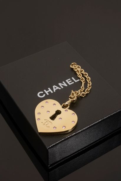 CHANEL.

Bijou de sac en métal doré formant...
