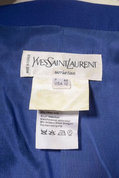 YVES SAINT LAURENT Variation.

Ensemble de...