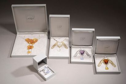 LALIQUE.

Ensemble comprenant :

- Collier...