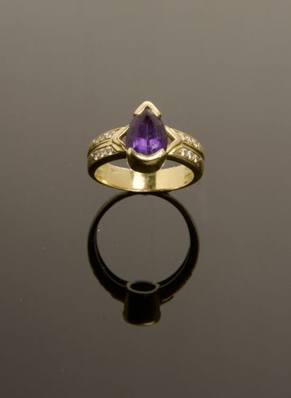 18k yellow gold ring set with a pear-shaped...
