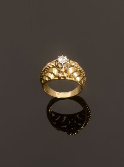Bague dôme en or jaune 18k ajourée à décor...