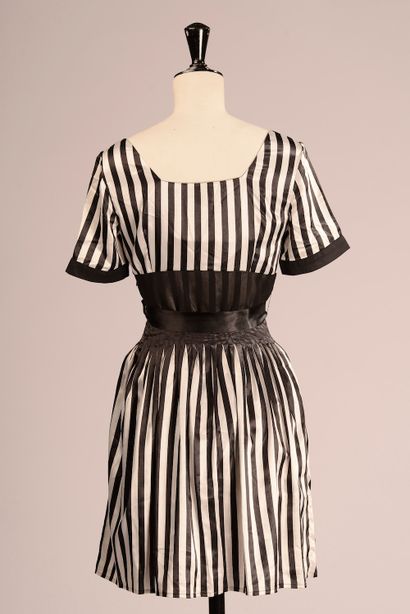 CHANEL. 

Robe en soie à rayures noires et...