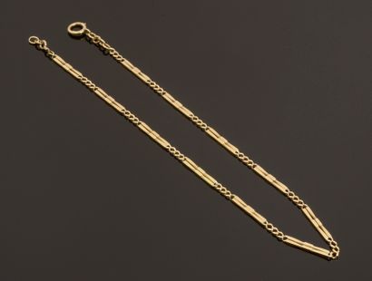 Chaîne en or jaune 18k à onze maillions bâtonnets...
