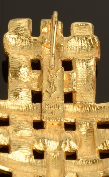 YVES SAINT LAURENT.

Demi-parure en métal...