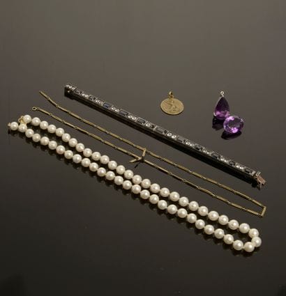 Set comprising: 

- Necklace of fifty-six...