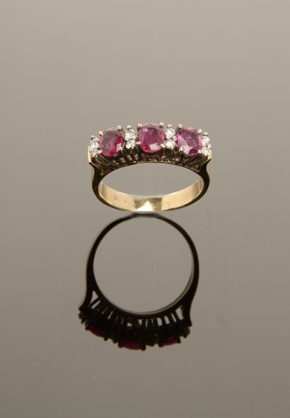 Ring in 14k yellow gold with three oval faceted...