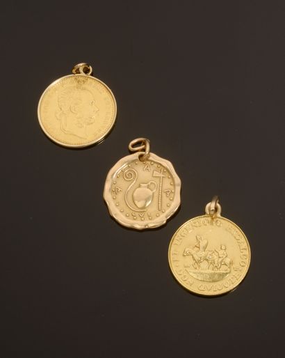Set of three pendants in 18k yellow gold...