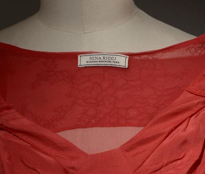 NINA RICCI.

Robe sans manches, encolure...