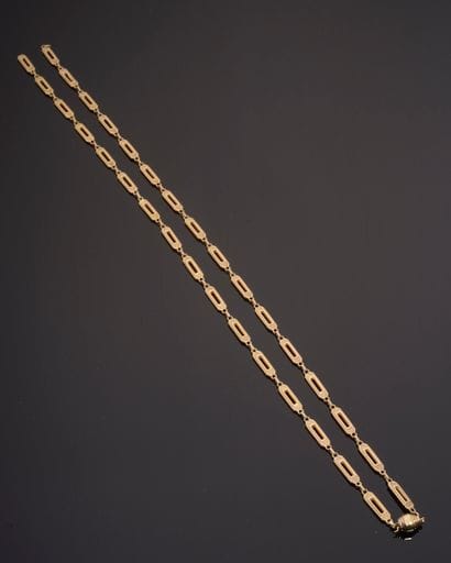 Long necklace in 18k yellow gold with thirty-two...
