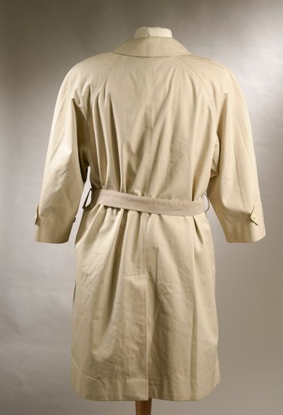 

BURBERRY.

Trench coat in beige cotton...