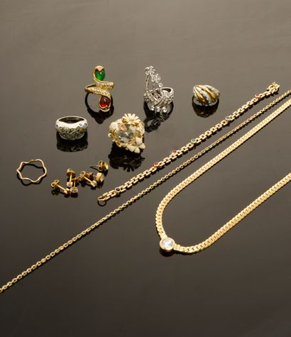 Set of jewelry in gold or silver metal including:...