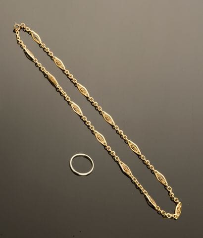 Necklace in 18k yellow gold with oval filigree...