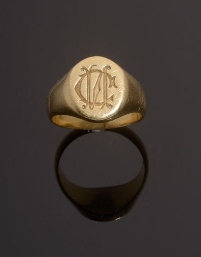 Chevalière in 18k yellow gold monogrammed...