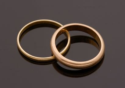Two wedding rings in 18k yellow gold.

Finger:...