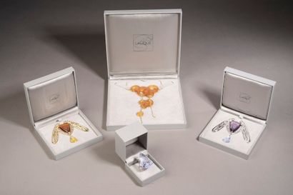 LALIQUE.

Ensemble comprenant :

- Collier...