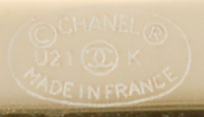 CHANEL. 

Broche en bakélite noire figurant...