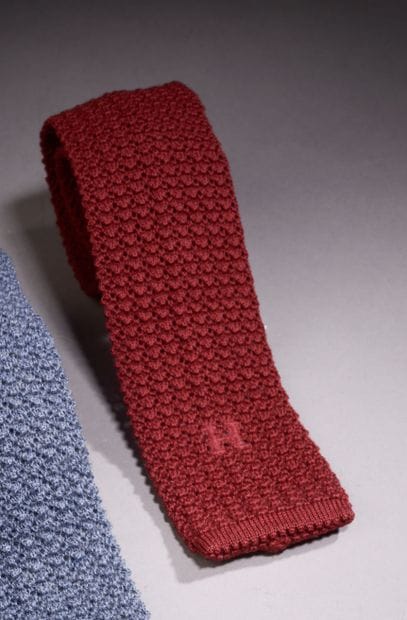 HERMÈS Paris.

Tie in red knitted wool, monogrammed...