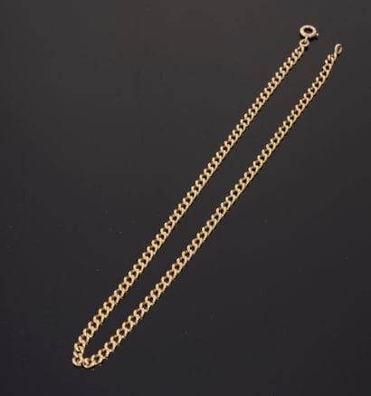 Necklace with curb chain in 18k yellow gold.

Length...