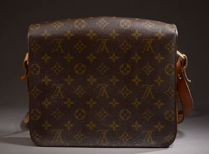 LOUIS VUITTON.

Sac cartouchière en toile...