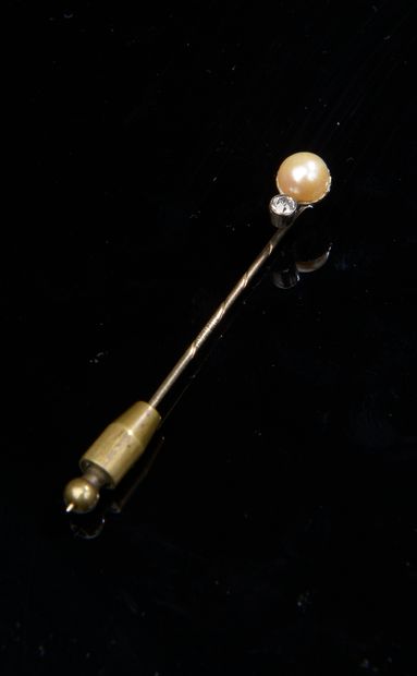 Tie pin in 14k yellow gold with a small old...