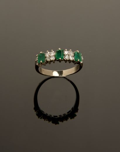 Ring in 18k white gold, with three calibrated...