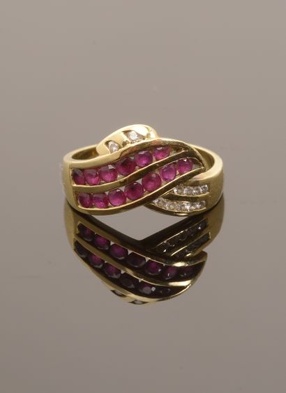 Bague en or jaune 18k à décor ruban sertie...