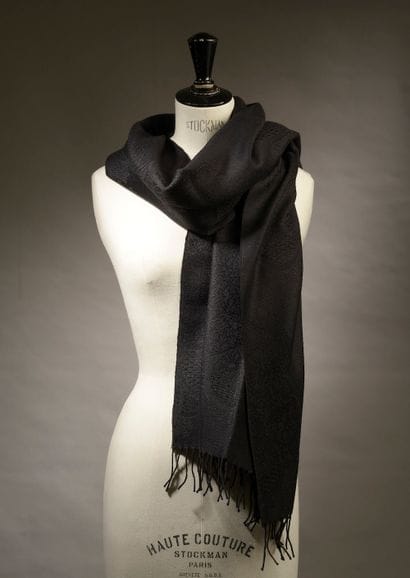 CHRISTIAN DIOR.

Black wool and silk fringed...