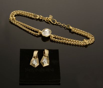 YVES SAINT LAURENT.

Collier en métal doré...