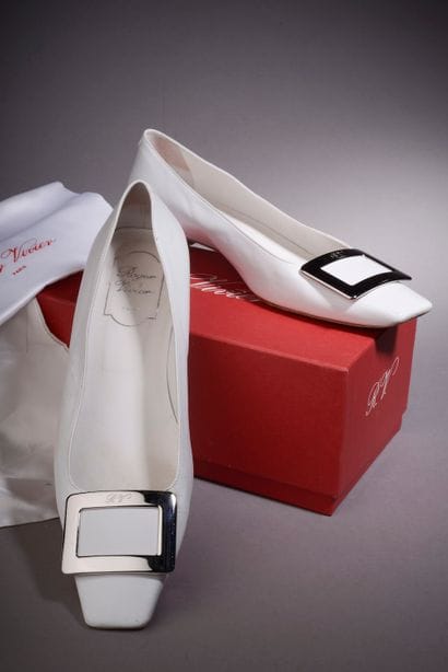 ROGER VIVIER.

Pair of white leather pumps,...