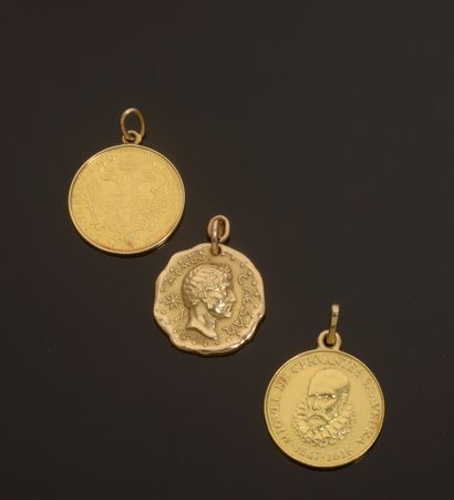 Set of three pendants in 18k yellow gold...