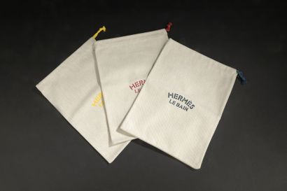 HERMÈS.

Trois pochettes de voyage en coton...