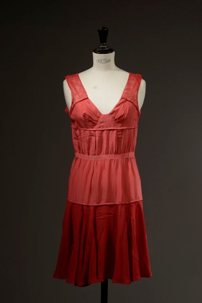 NINA RICCI.

Robe sans manches, encolure...