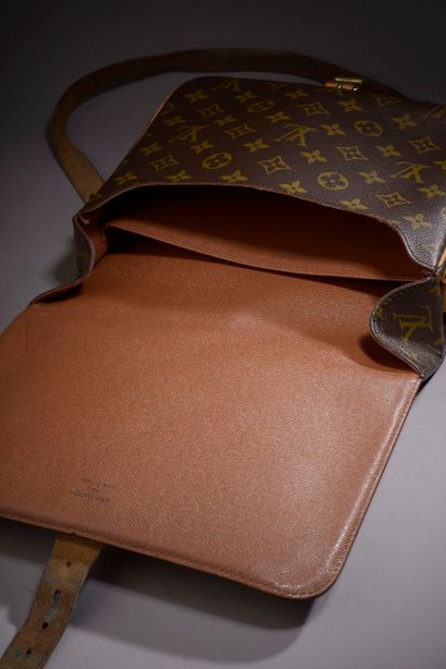 LOUIS VUITTON.

Sac cartouchière en toile...