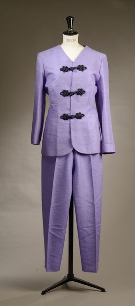 YVES SAINT LAURENT Variation.

Lilac silk...