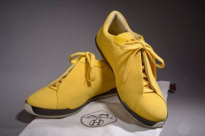 HERMÈS Paris.

Paire de sneakers à lacet...