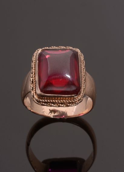 Bague en or rose 14k, le chaton rectangulaire...
