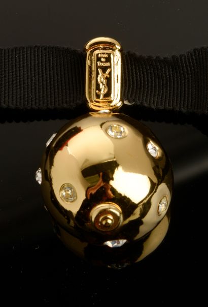 YVES SAINT LAURENT.

Pendentif sphérique...