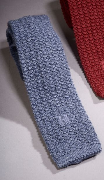 HERMÈS Paris.

Blue knitted wool tie, monogrammed...