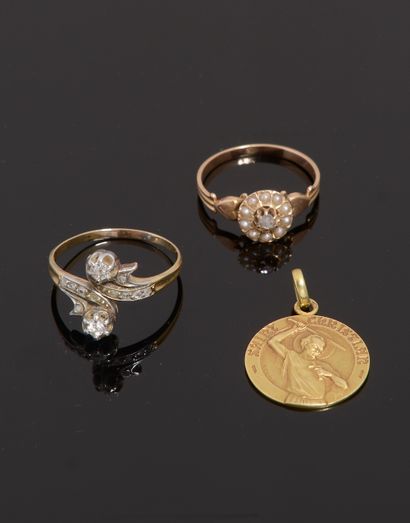 Set in 18k yellow gold comprising:

- Ring...