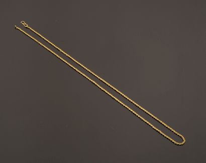 Collier en or jaune 18k à maille tressée.

Long....