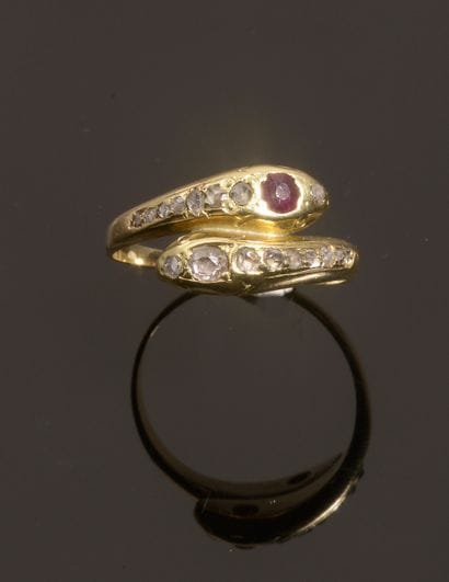 Bague en or jaune 18k à décor de deux têtes...