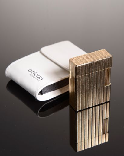 ST. DUPONT Paris.

Lighter in gilded metal...
