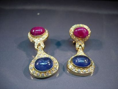 Paire de boucles d'oreilles en or jaune serties...