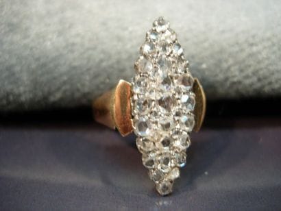 Bague marquise en or deux tons pavée de diamants...