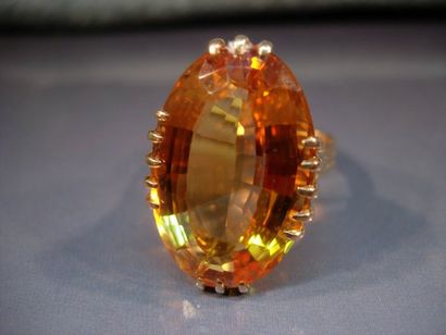 Bague en or jaune fileté sertie d'une citrine...