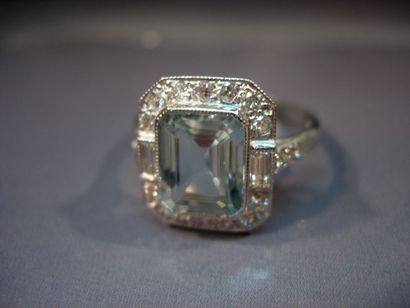 Bague en or gris centrée d'une aigue-marine...